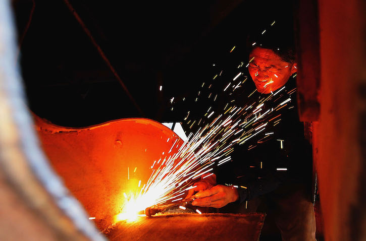 thumbnail image for 中国发展绿色经济  产业工人命运如何