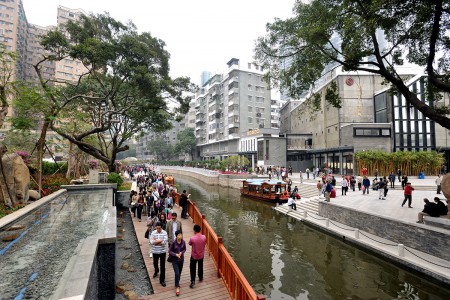改造后的广州荔枝湾有了更多公共绿地，方便行人出行（资料来源：交通与发展政策研究所，2010年）